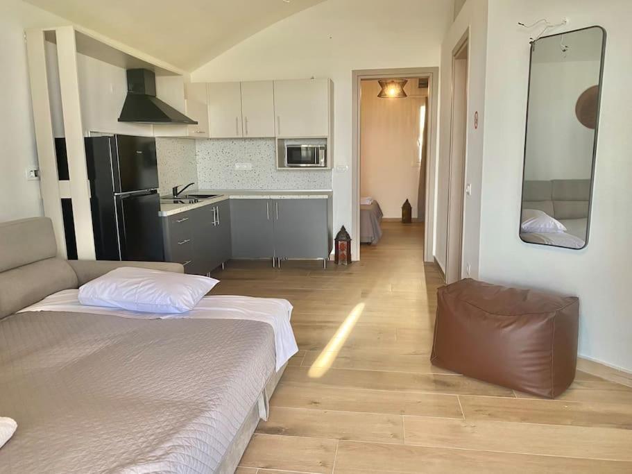 Ocean Sun 4 Apartment Фира Екстериор снимка